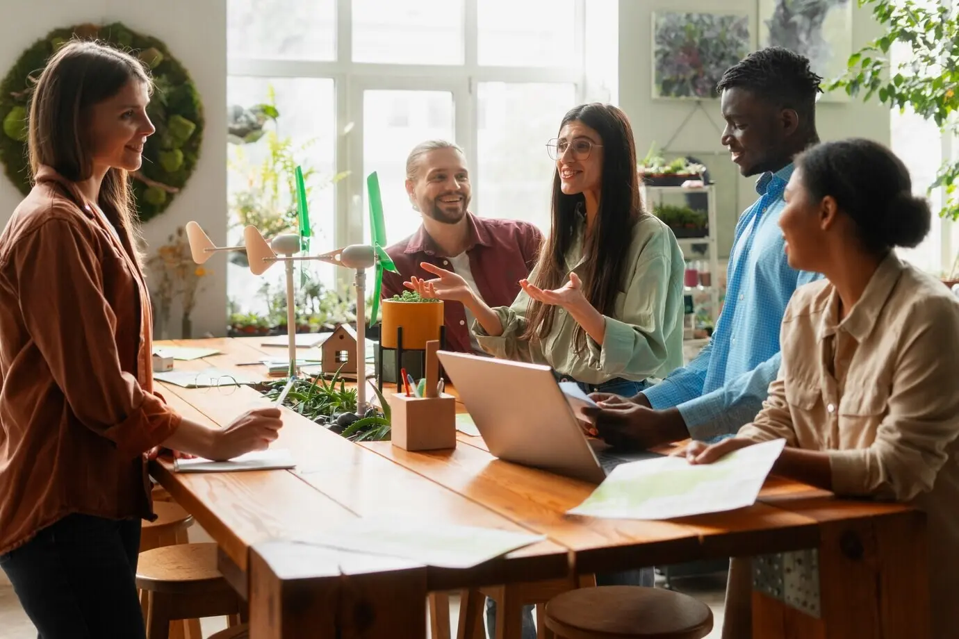 Fachkräfte aus der Tech-Branche, die versuchen, ehrgeizige Nachhaltigkeitsziele zu erreichen.