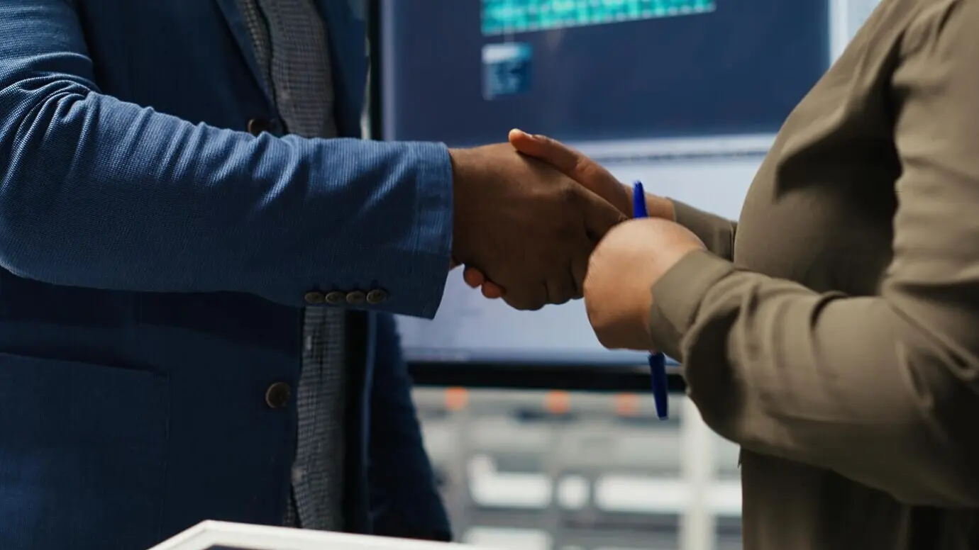 Leiter einer Photovoltaikfabrik bei einem Treffen im Gespräch mit einem Investor.